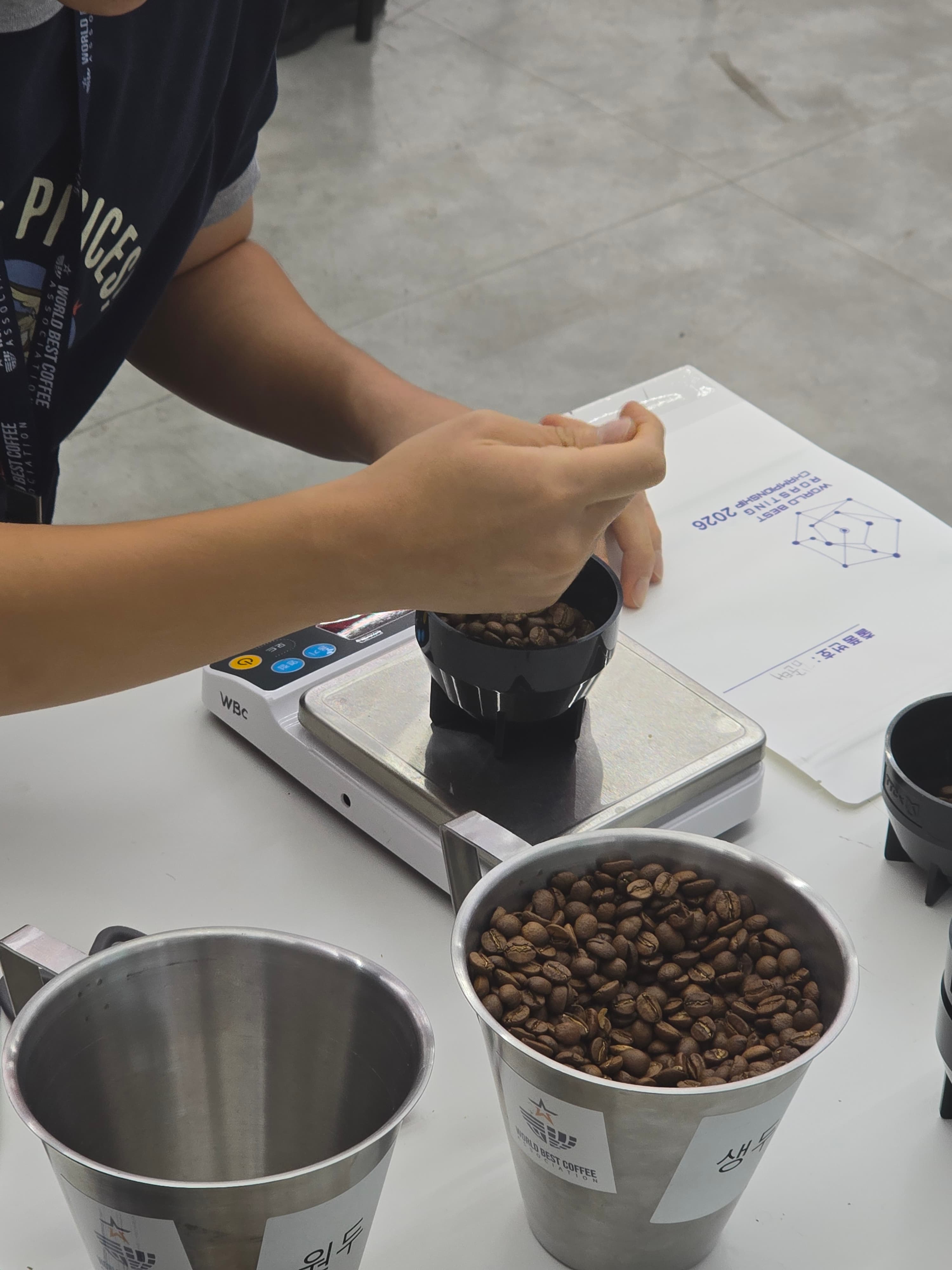 월드 베스트 로스팅 챔피언십에서 원두를 계량하는 과정
