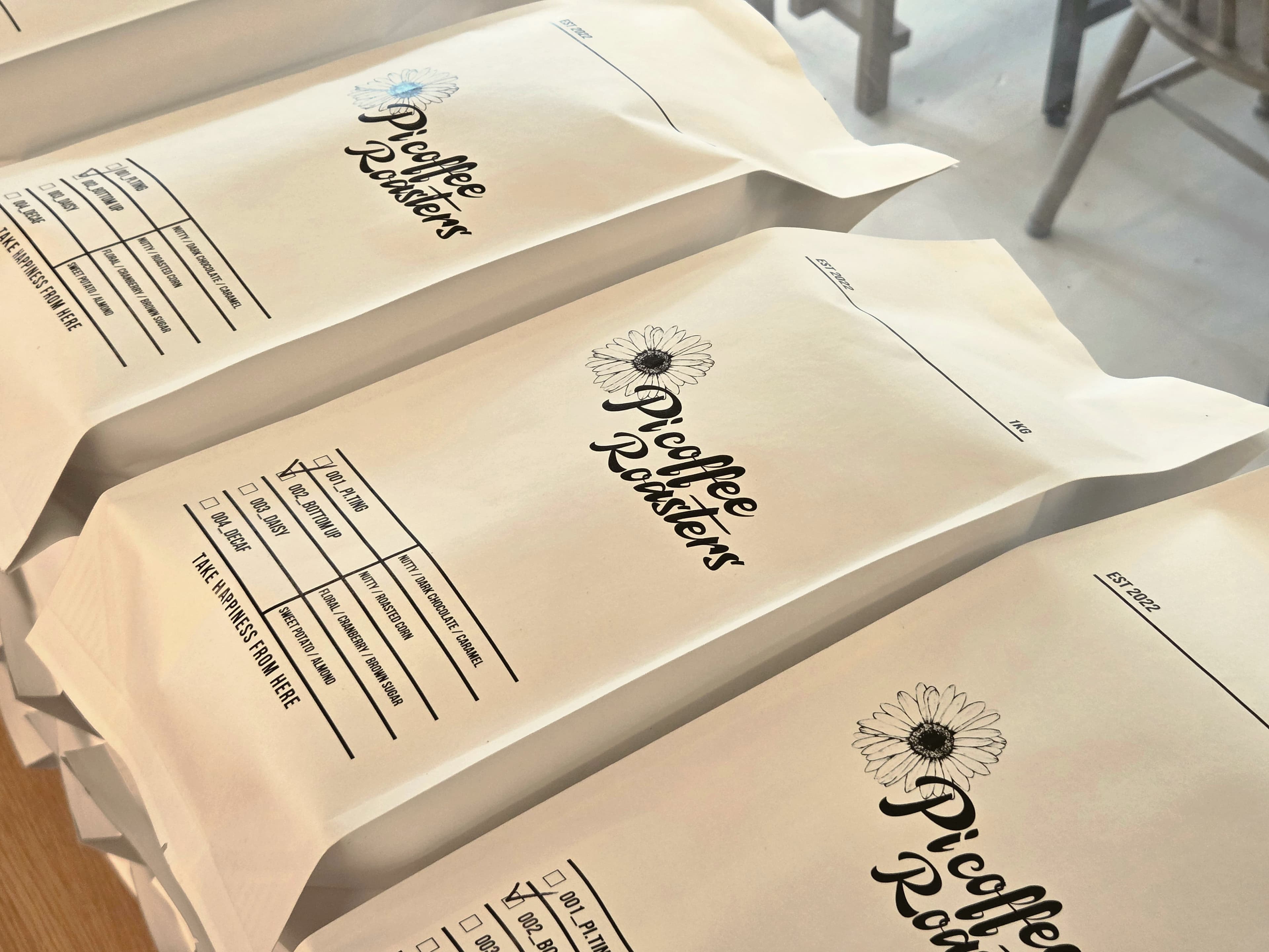 가지런히 놓인 PI Coffee Roasters 패키지