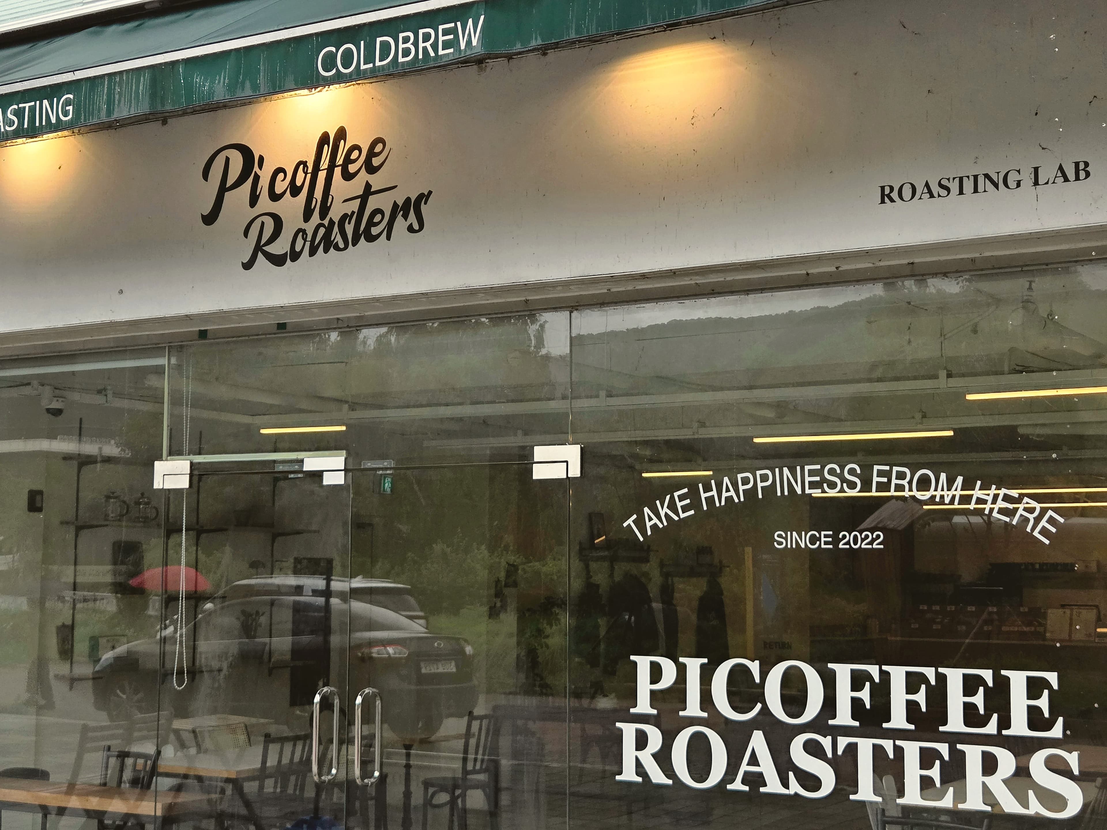 PI Coffee Roasters 매장 외관과 사이니지