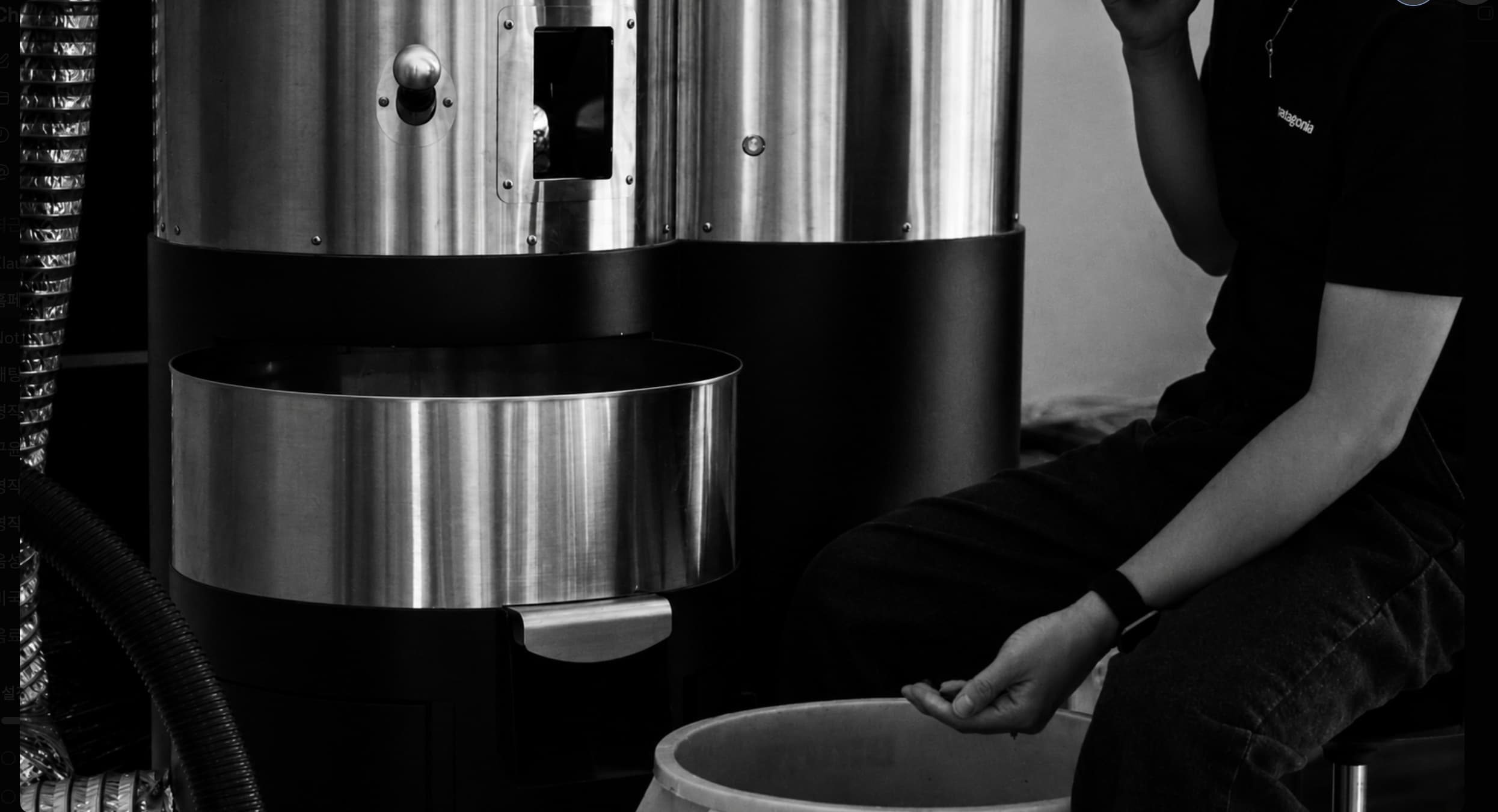 PI Coffee Roasters 로스팅룸에서 원두를 살피는 로스터의 모습